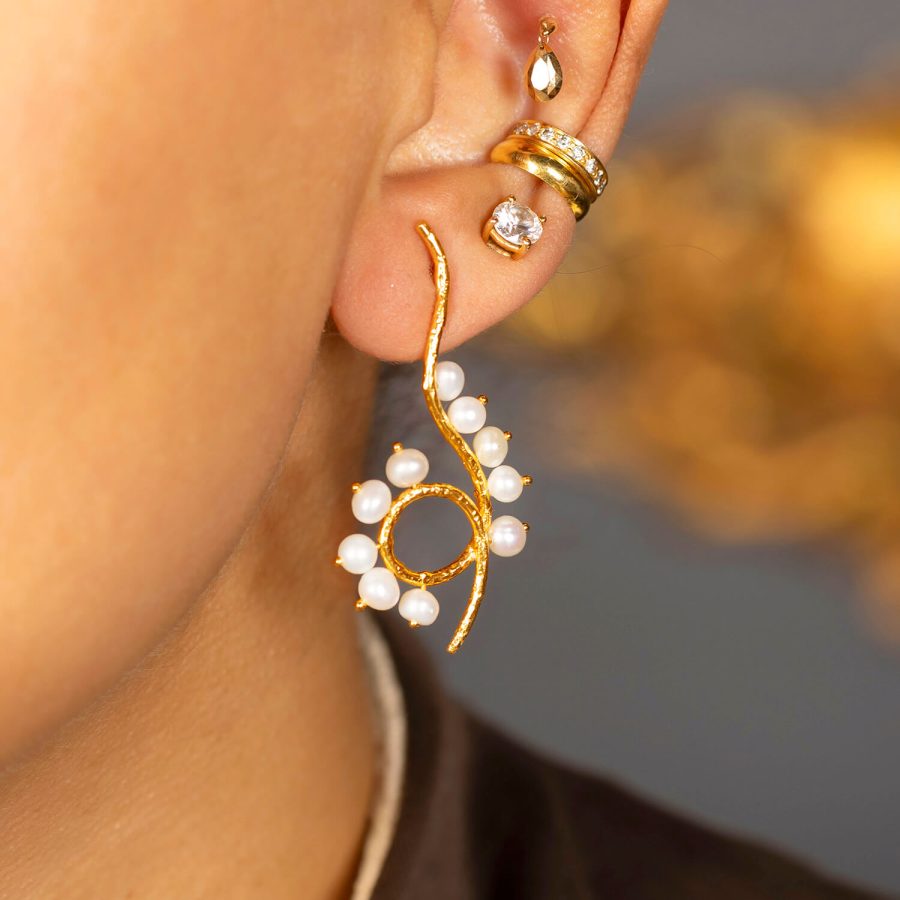 2025 Accessories Trends: Bags, Shoes & Jewelry That Elevate Every Look 12 Abstract Twirl Pearl Earrings 1 900x900 1