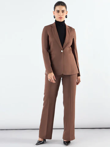 10 Essential Pieces Every Fashionable Woman Should Own in 2025 2