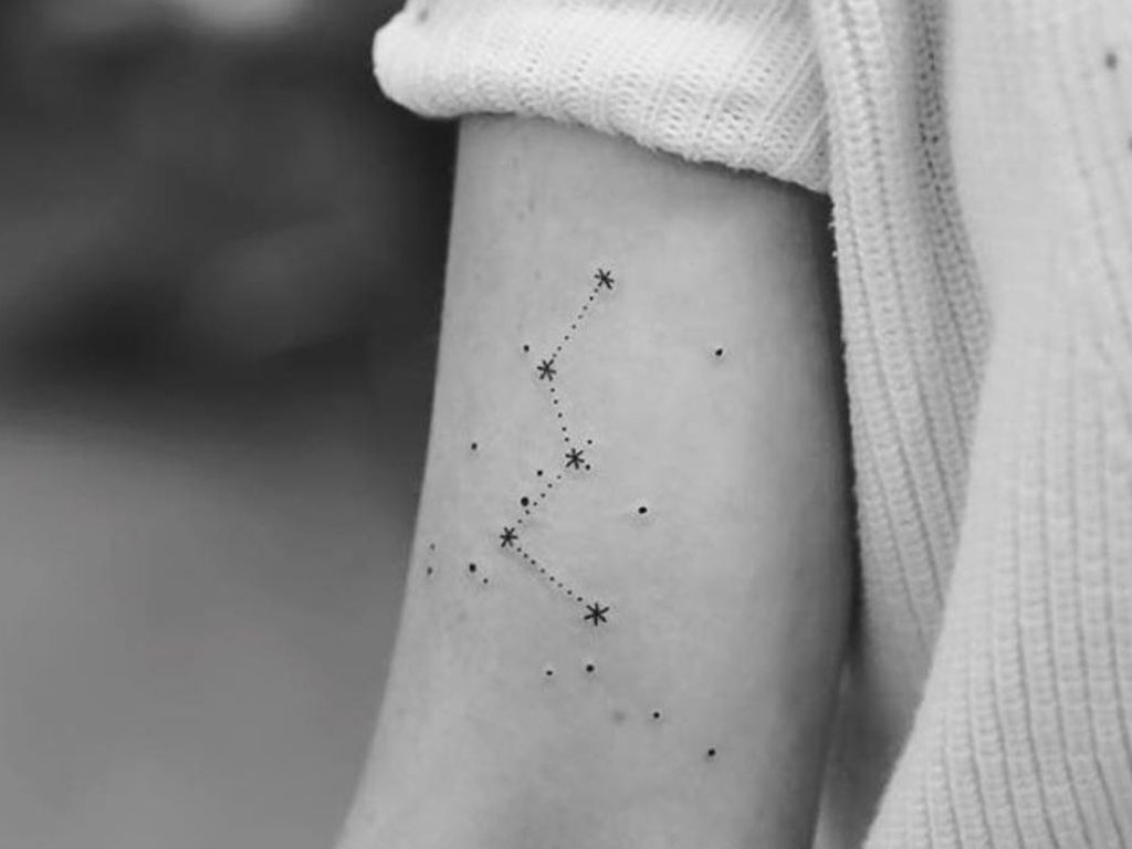 Top 30 Small Tattoo Ideas for Women in 2025 10 startat 9de9bd31e744472f87a0654036dedaa4